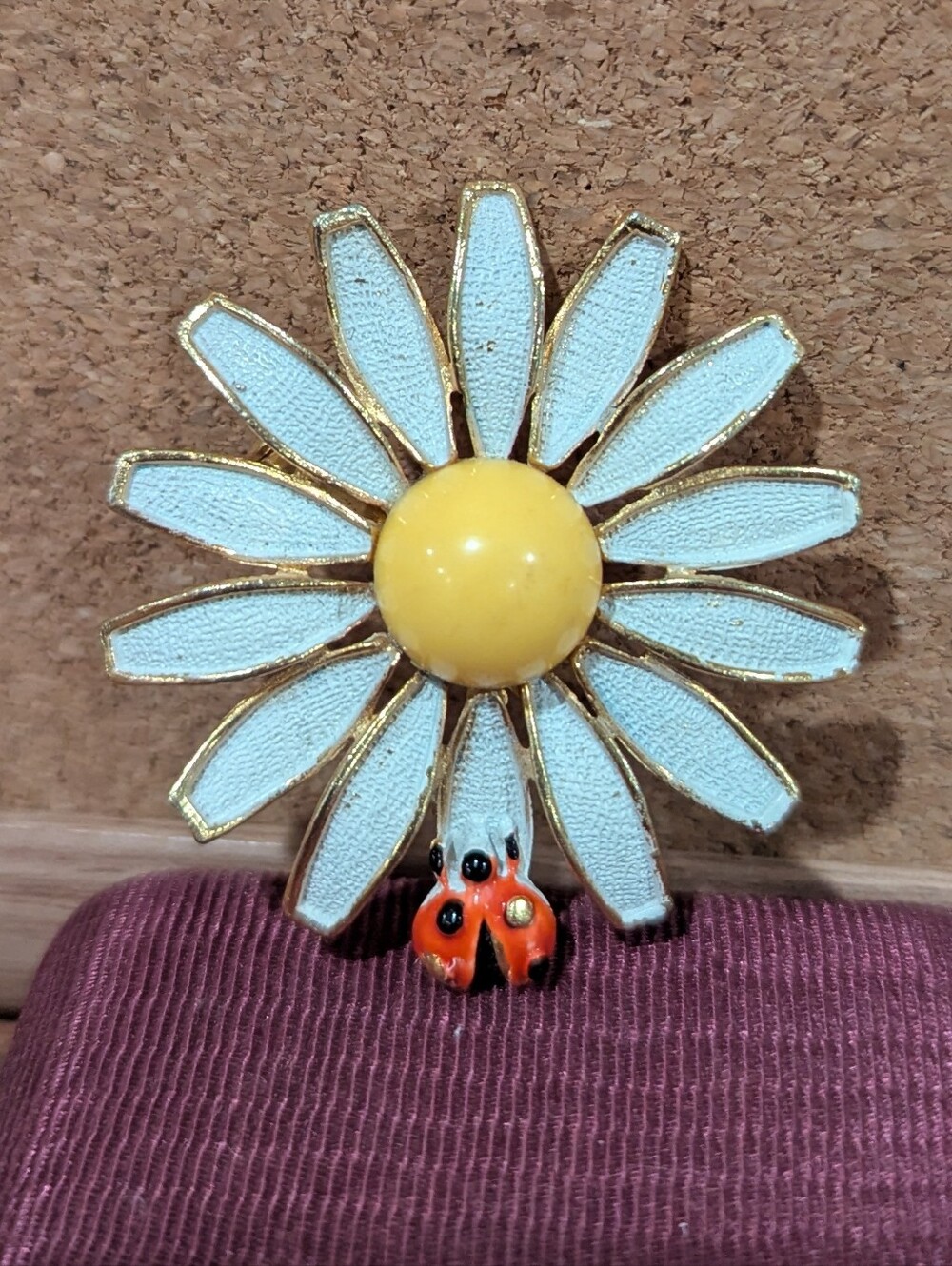Weiss Daisy Brooch w/Ladybug - Vintage
